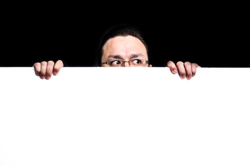 白いホワイトボードから顔を出す超大型のドイツ人ハーフ男性