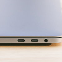 USB-C/Thunderbolt 3 に統一されてデザイン性が向上したMBPの写真