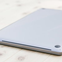 薄型ノートPCの裏側の写真