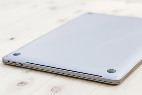 薄型ノートPCの裏側