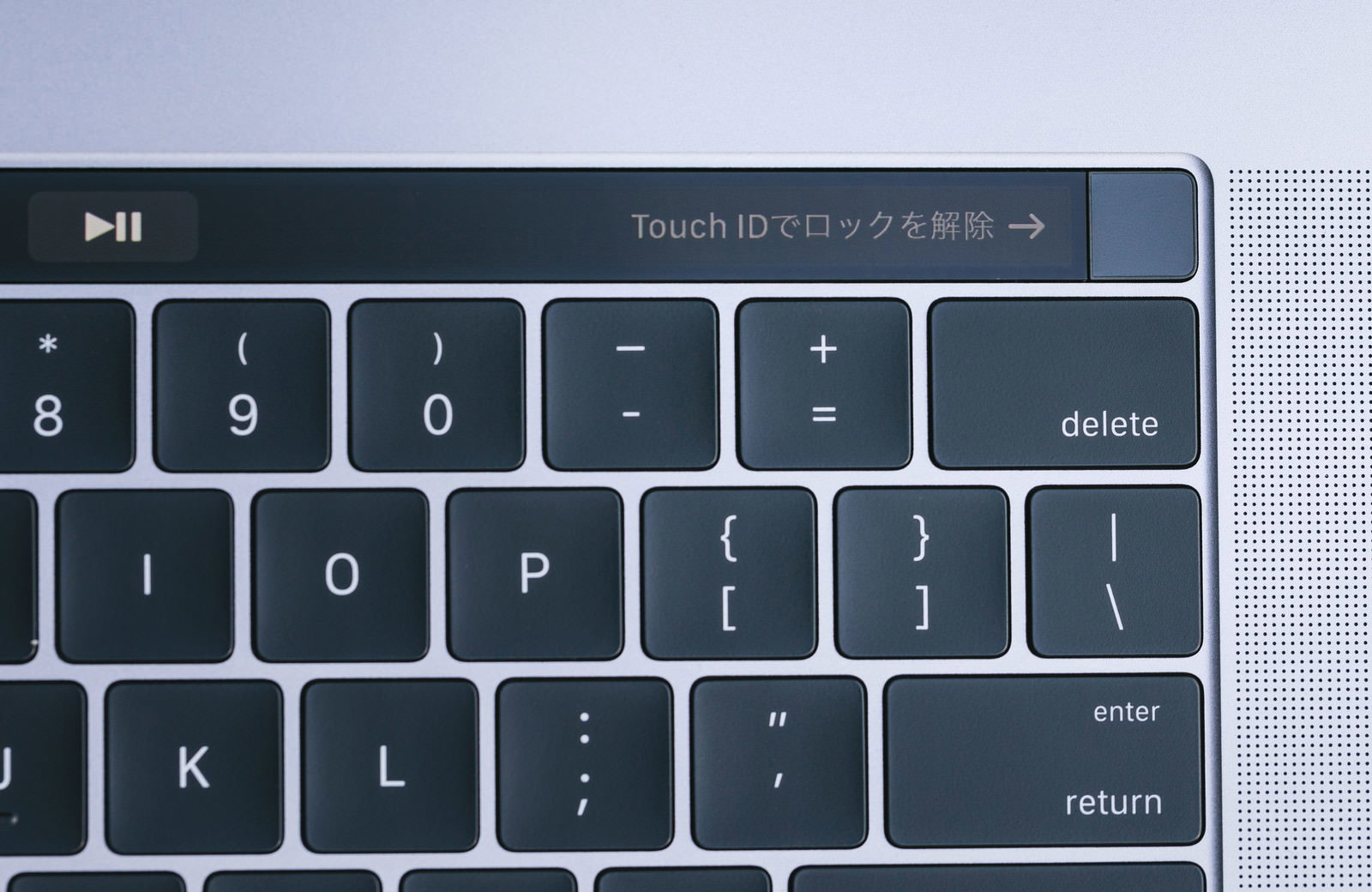 MacBook ProのキーボードとTouch Barのクローズアップ