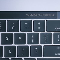 MacBook ProのTouch IDでロックを解除するキーボードの写真