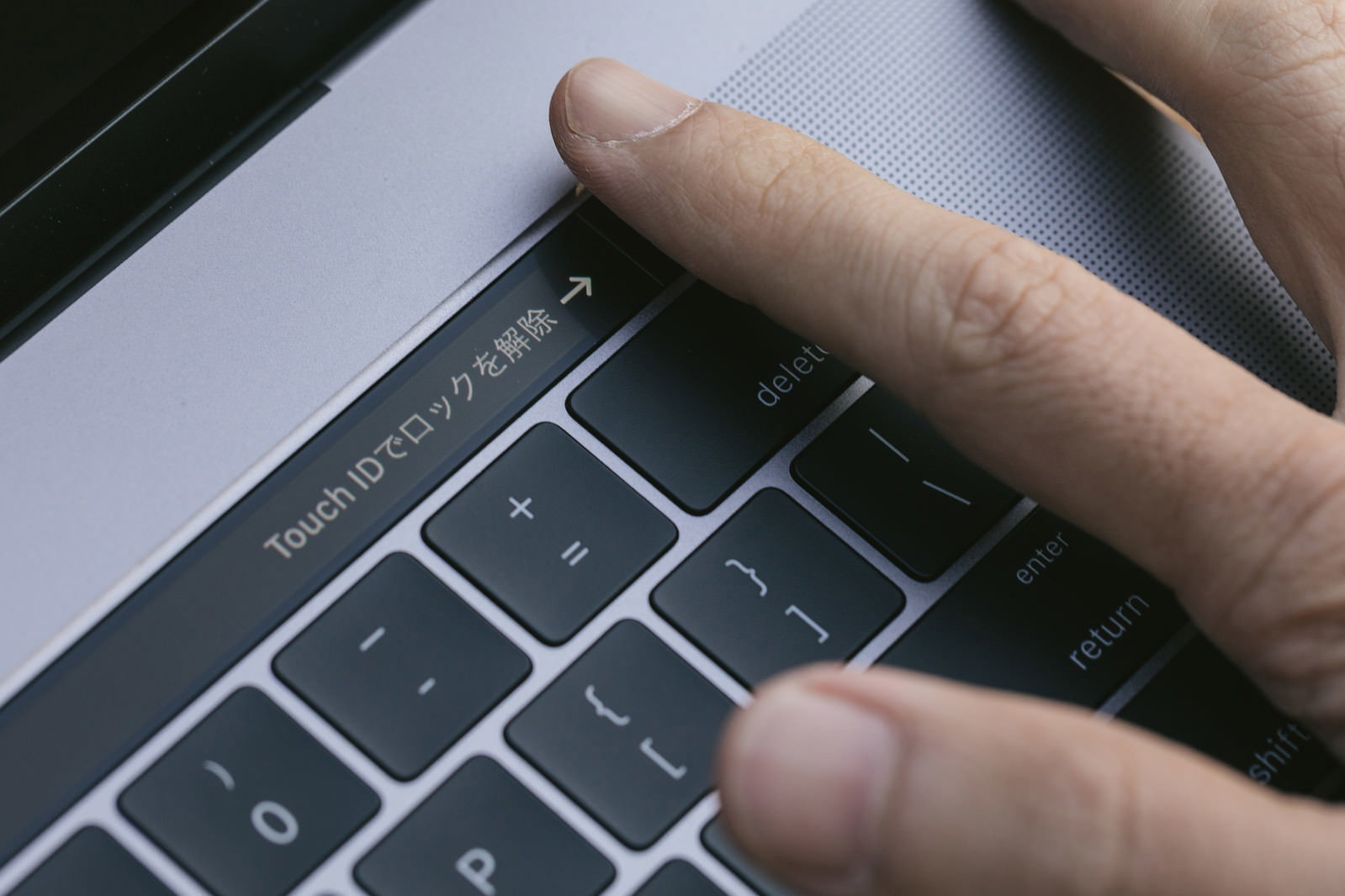 MacBookのTouch IDに指を当ててロックを解除する