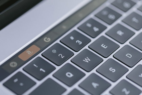 ごりぱくのタッチバーが搭載したノートパソコンのキーボード