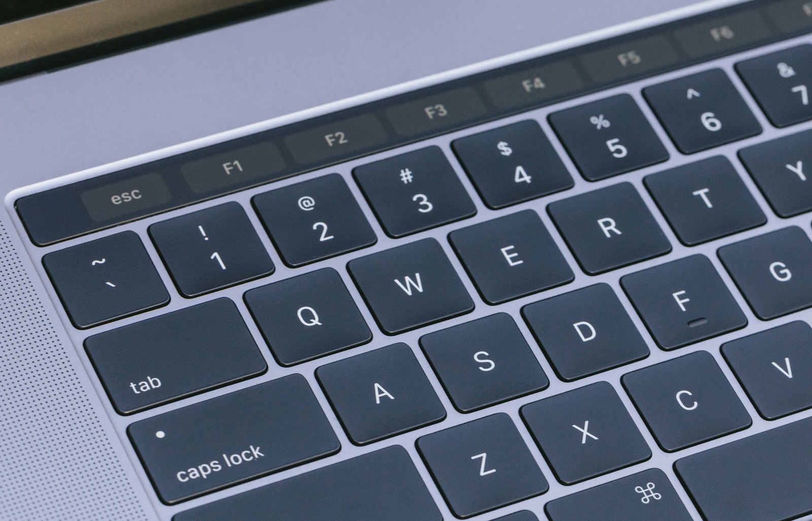 MacBook Proの薄型キーボードのクローズアップ