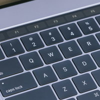 とても薄くてストロークが小さくなったMacBook Proのキーボードの写真