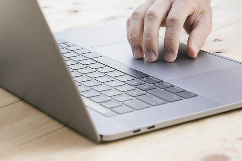 大きくて操作が快適になったトラックパッドを操作する手