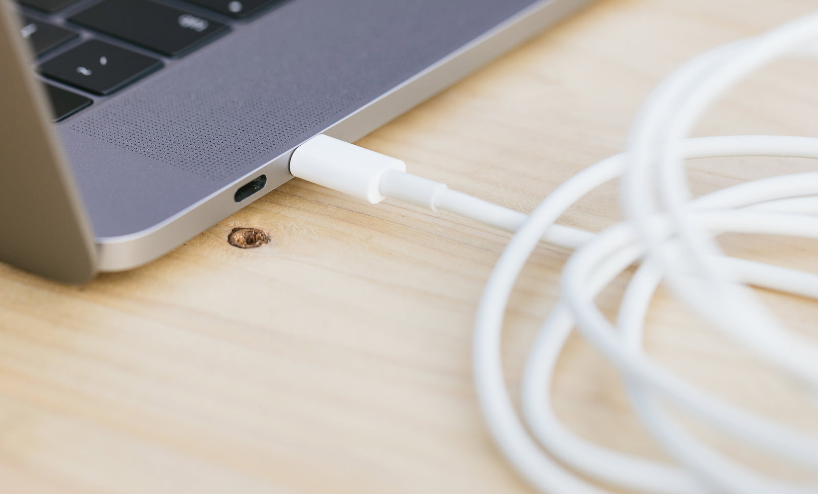 MacBookのUSB-CポートにUSB-Cケーブルを接続している