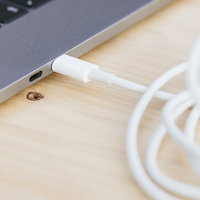 USB-Cポートにケーブルを繋げるMacBookの写真