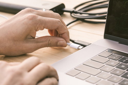 モバイルバッテリーを使ってノートパソコンの充電を行う