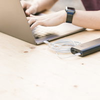 外出時でもANKERのモバイルバッテリーがあれば充電しながらノマドができるの写真