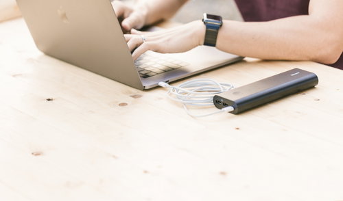 外出時でもANKERのモバイルバッテリーがあれば充電しながらノマドができる