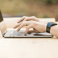 とにかく薄くてスタイリッシュな第2世代バタフライキーボードの打ちやすさの写真