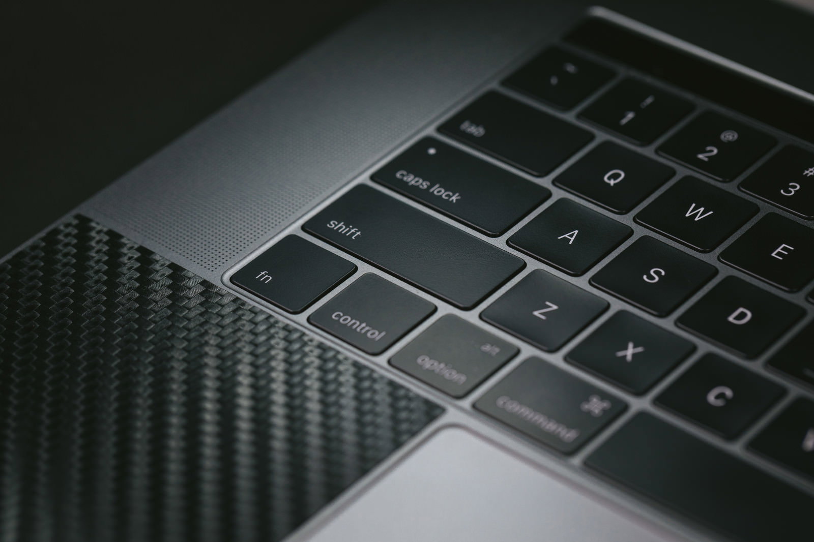 MacBookのキーボードをクローズアップした俯瞰写真