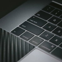 ノートパソコンのキーボードアップ（MacBook）の写真
