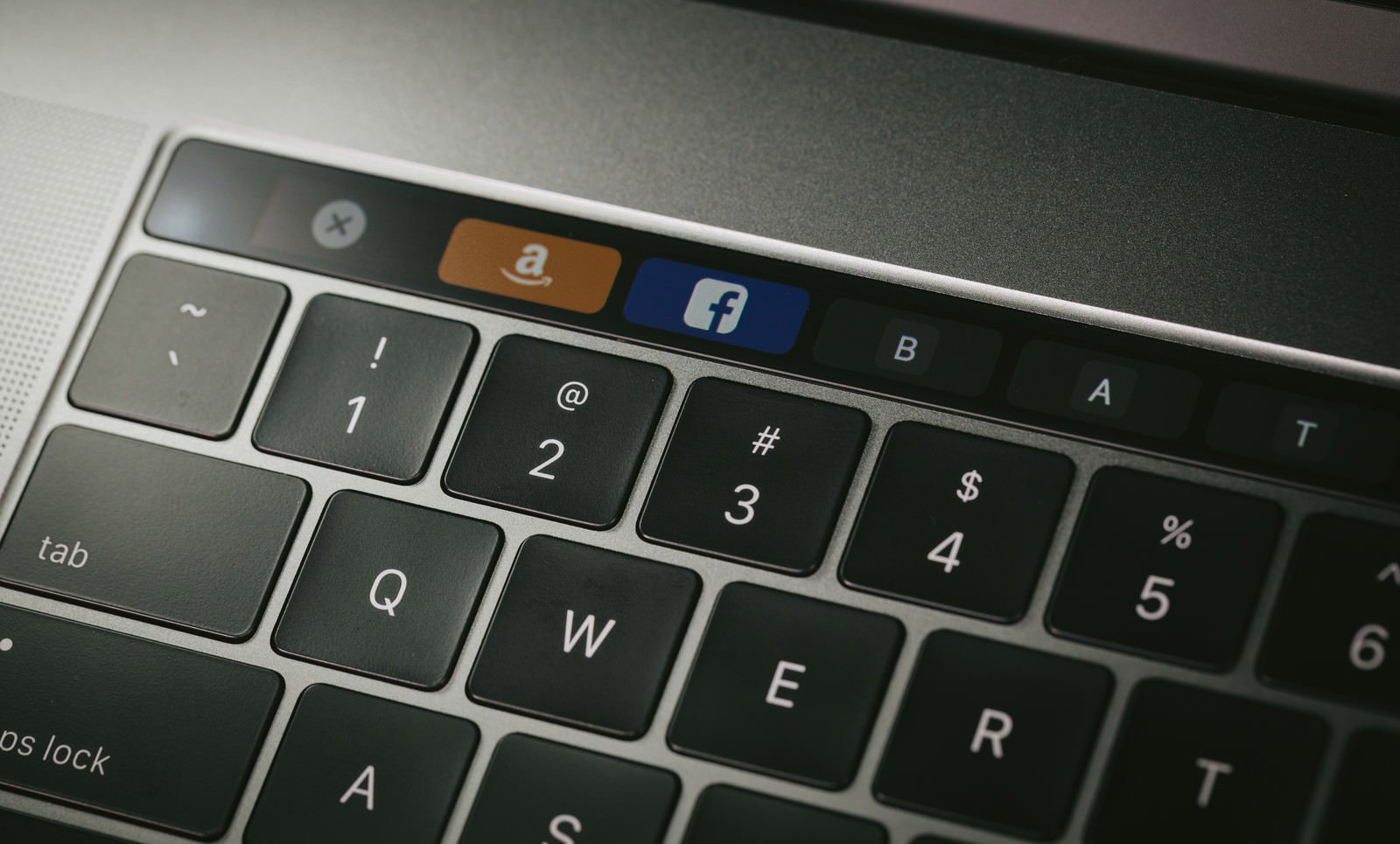 MacBook ProのTouch BarにAmazonとFacebookが表示