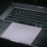 MacBook Proの巨大化したトラックパッドの写真