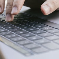 ブログ執筆中（タイピング）の写真