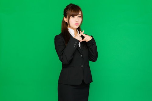 今日はその予定キャンセルでお願いします。グリーンバックの女性