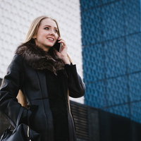 スマホで通話する外国人セレブ女性の写真