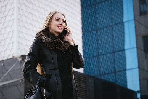 スマホで通話する外国人セレブ女性