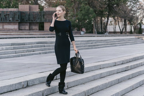 外出先の階段で電話する外国人女性ビジネスパーソン