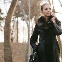 待ち合わせ場所からスマホで電話する外国人女性の写真