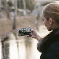 スマホで自撮りするブロンドの外国人女性のセルフィの写真