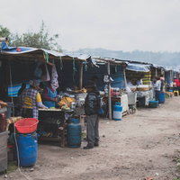 エクアドルの山間部にある野外食堂の屋台街の写真