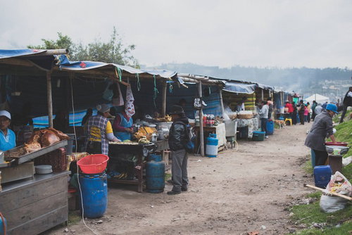 エクアドルの山間部にある野外食堂の屋台街