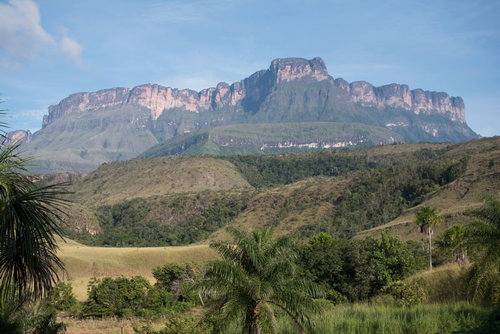 ベネズエラのテーブルマウンテンと熱帯の川