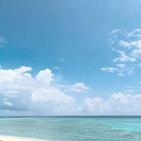 池間島の展望台から見下ろすエメラルドグリーンの海と白い砂浜の写真