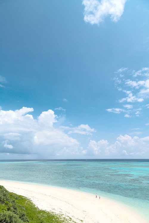 池間島の展望台から見下ろすエメラルドグリーンの海と白い砂浜