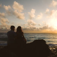 「君はあの夕日より美しい...」と肩に手を回して口説く男性の写真