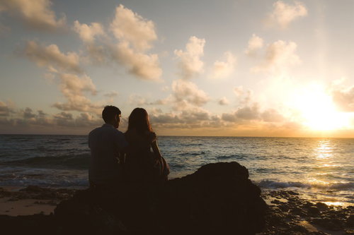 「君はあの夕日より美しい...」と肩に手を回して口説く男性