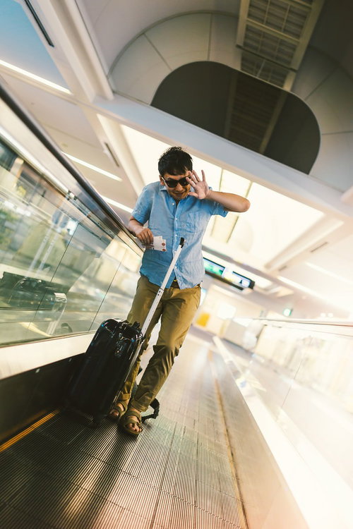 空港で待ち受ける報道陣に塩対応をする著名人気取りの男性