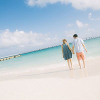 来間大橋が見える前浜ビーチで手をつなぐカップルの写真