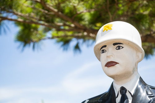 黄色い星飾りの白い帽子を被った宮古まもる君の接写