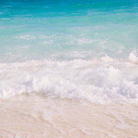 青緑色の海に白い泡が立つエメラルドグリーンの波しぶきの写真