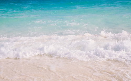 青緑色の海に白い泡が立つエメラルドグリーンの波しぶき