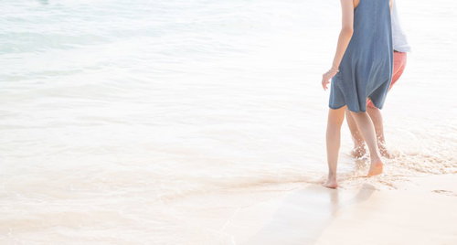 波打ち際でキャッキャウフフするアベック