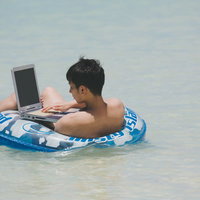 プカプカと浮きながらワイヤーフレームを作成するウェブデザイナーの写真