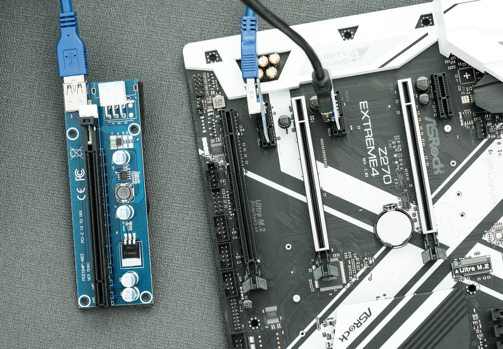 GPUマイニング用の青いライザーカードと黒いマザーボード