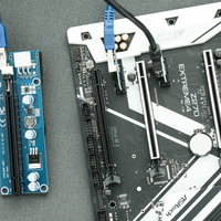 GPUマイニング用にPCIEスロットへ装着するライザーカードの写真