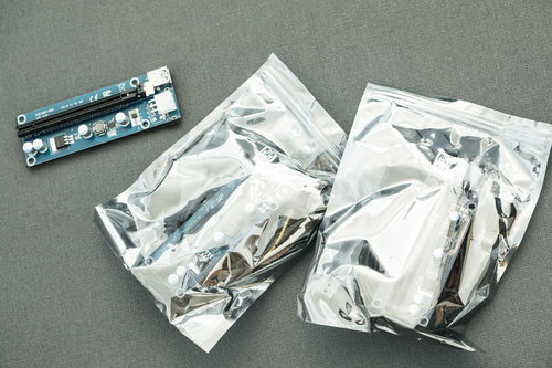 海外直送の梱包されたライザーカード 新品未開封のGPU拡張カード