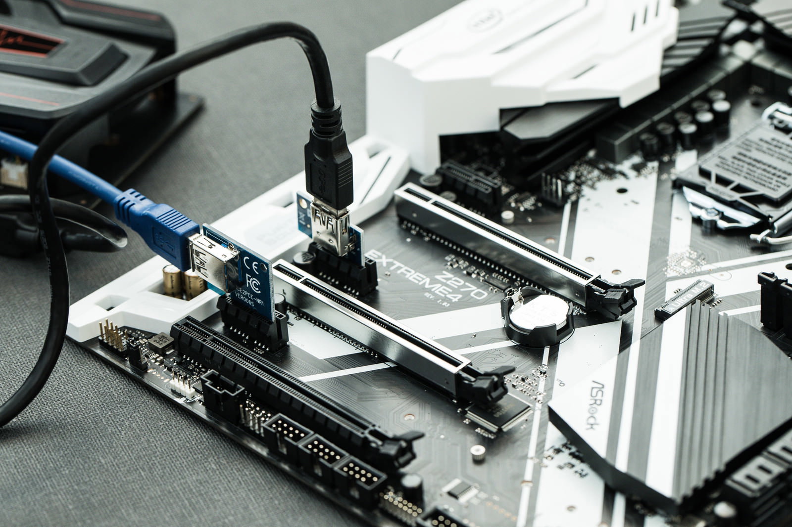 PCI Express x1スロットにx16ライザーカードを接続したマイニング用マザーボード