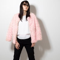 ピンク色のフワフワコートを着たグラサン女性の怒った表情の写真