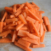 白い台の上に並ぶにんじんの拍子切りの写真