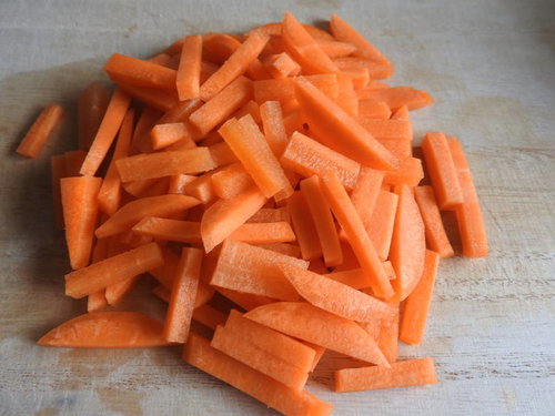 白い台の上に並ぶにんじんの拍子切り