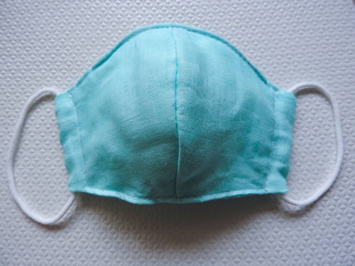 水色の布で作られた手作り布マスク、白いゴム紐付き